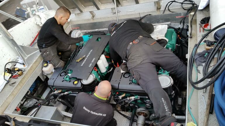 Menn i fullt arbeid hos Steinly Marin Service